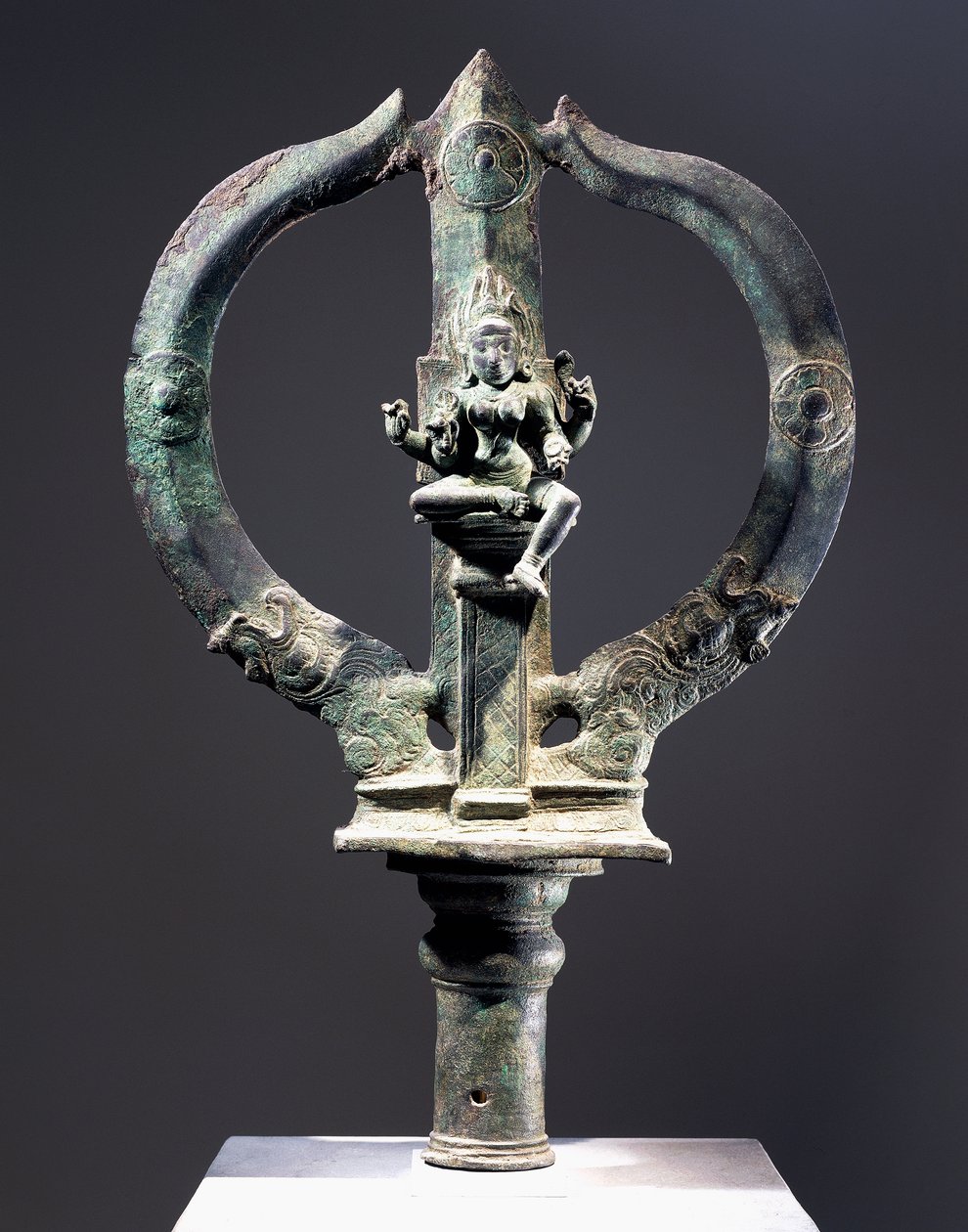 Tridente de bronze com figura de Mariyammai, deusa da varíola transportada em procissões durante epidemias, civilização indiana de Indian School