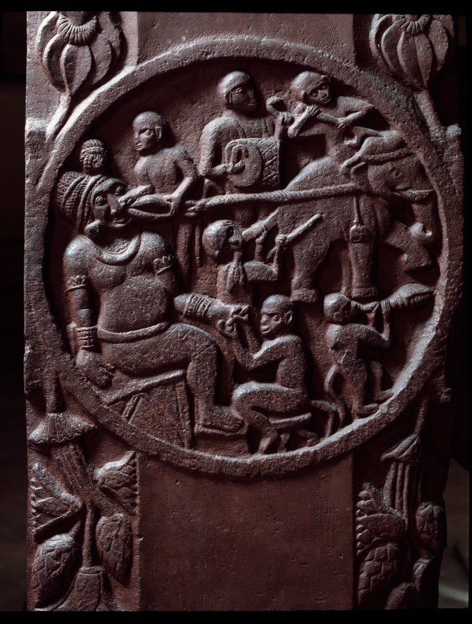 Budismo: "Macacos capturam um elefante e arrastam-no para extrair o dente do gigante") detalhe du stupa de Bharhut (Barhut, Barouth) Baixo relevo de pedra preta, século II a.C. (século II a.C.) - Calcutá, museu indiano de Indian School