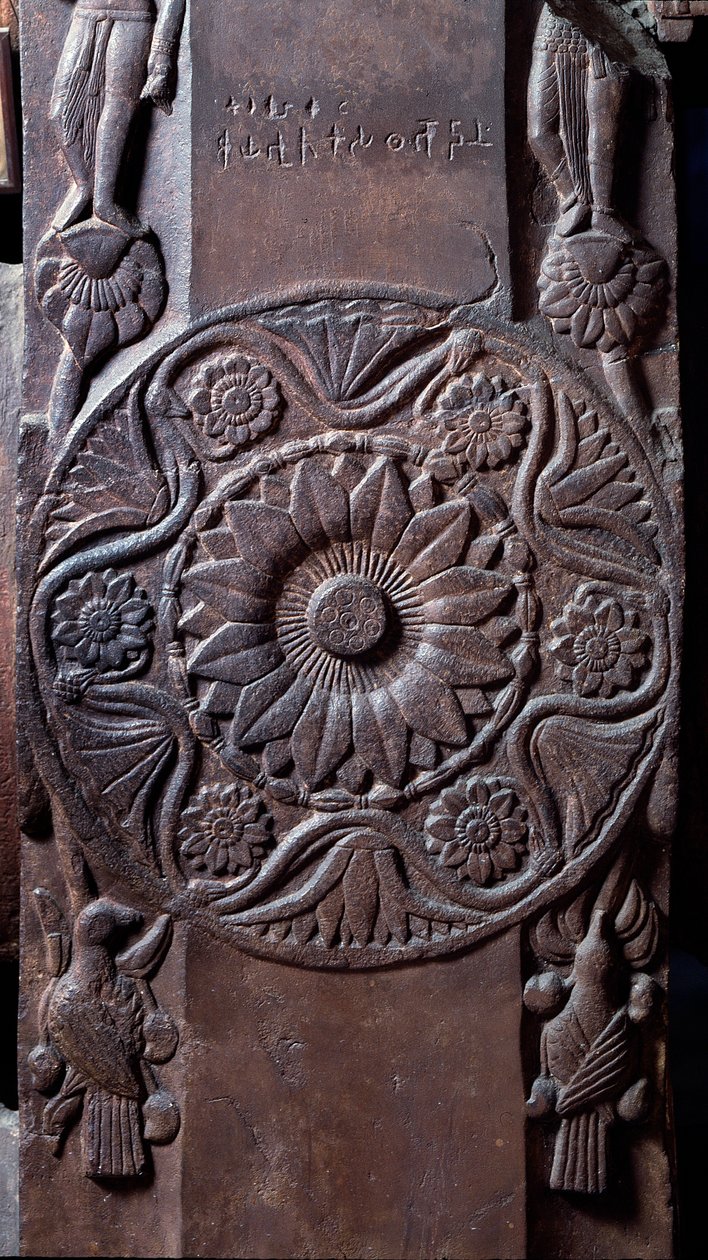 Budismo: medalhão decorado com padrões florais - detalhe du stupa de Bharhut (Barhut, Barouth) Baixo relevo de pedra preta, século II a.C. (século II a.C.) - Kolkata, museu indígena de Indian School