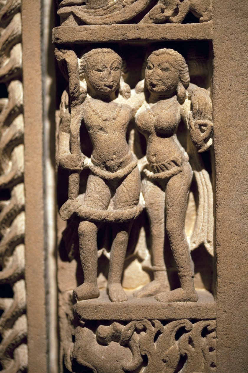Um casal de namorados. Moldura da porta em pedra entalhada, arte do Rajastão ou Uttar Pradesh (Índia), século 9-10. Museu Nacional da Coreia, Seul (Coreia do Sul). de Indian School