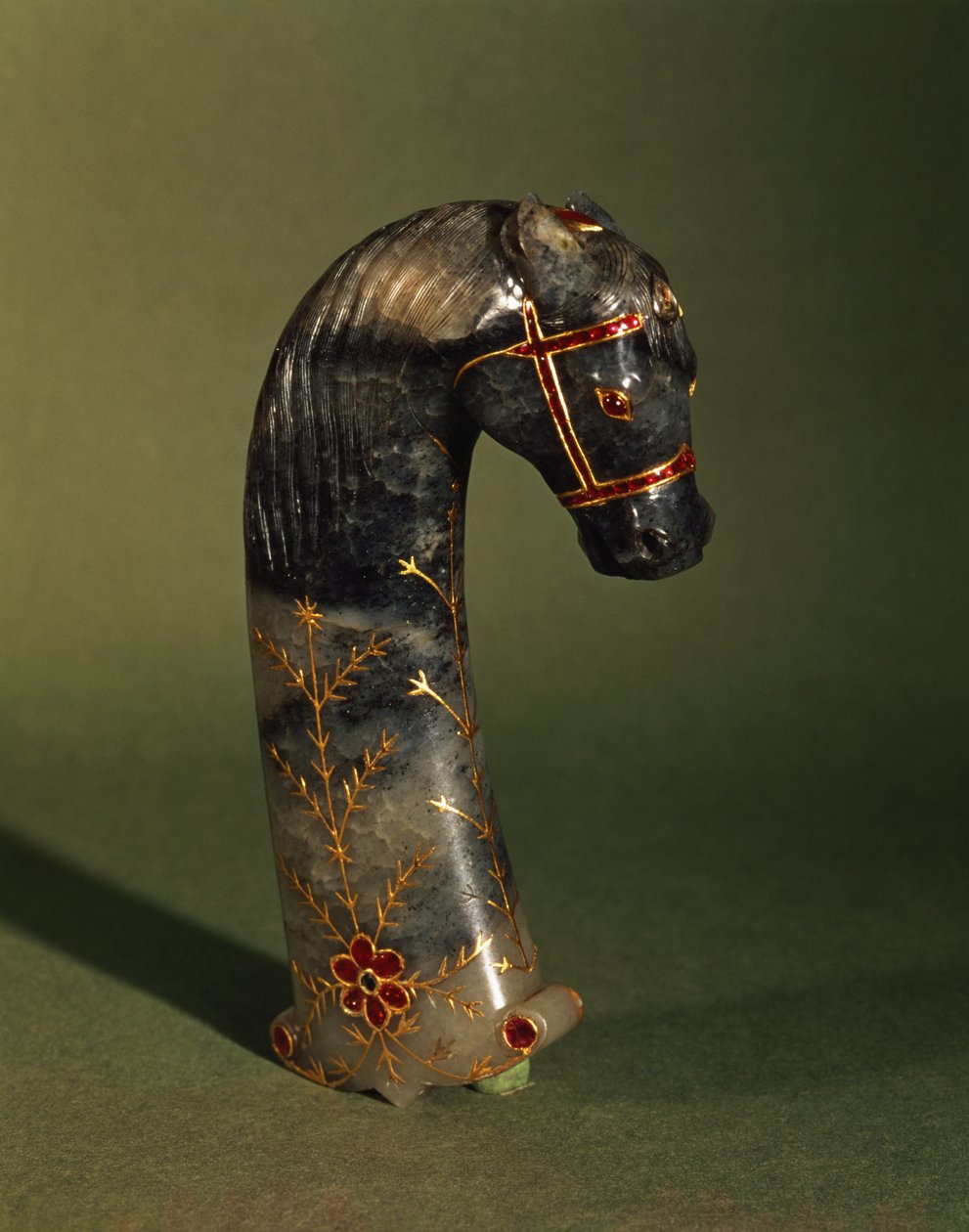 Punhal da adaga na forma de uma cabeça de cavalo, Mughal, c.1658-1710 (inserção de jade com ouro e rubis) de Indian School