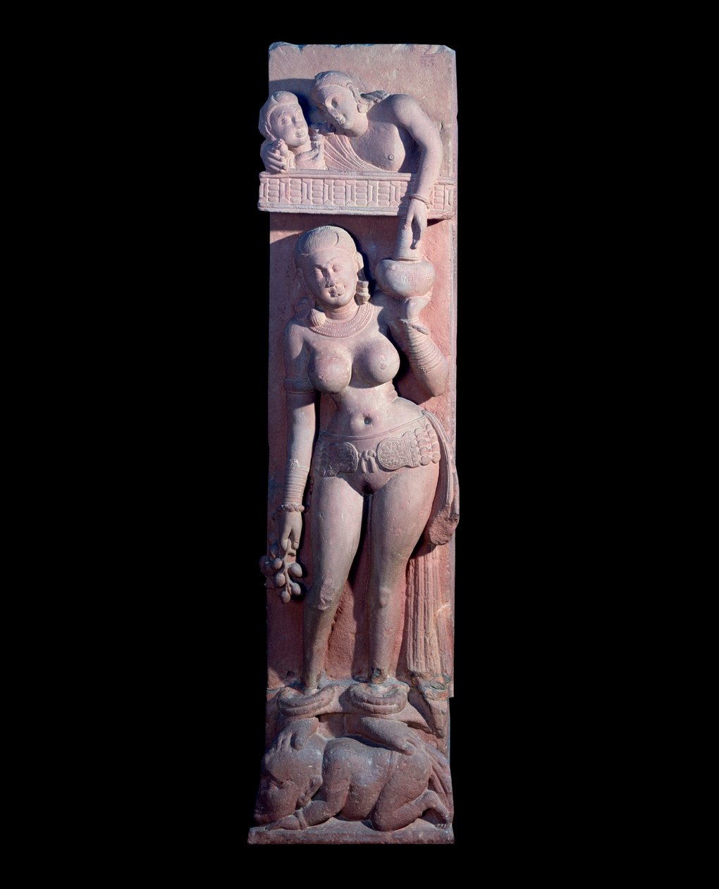 Montagem de uma donzela sobre um anão, segurando uma uva e um jarro de vinho (escultura de arenito vermelho, Império Kushan) de Indian School