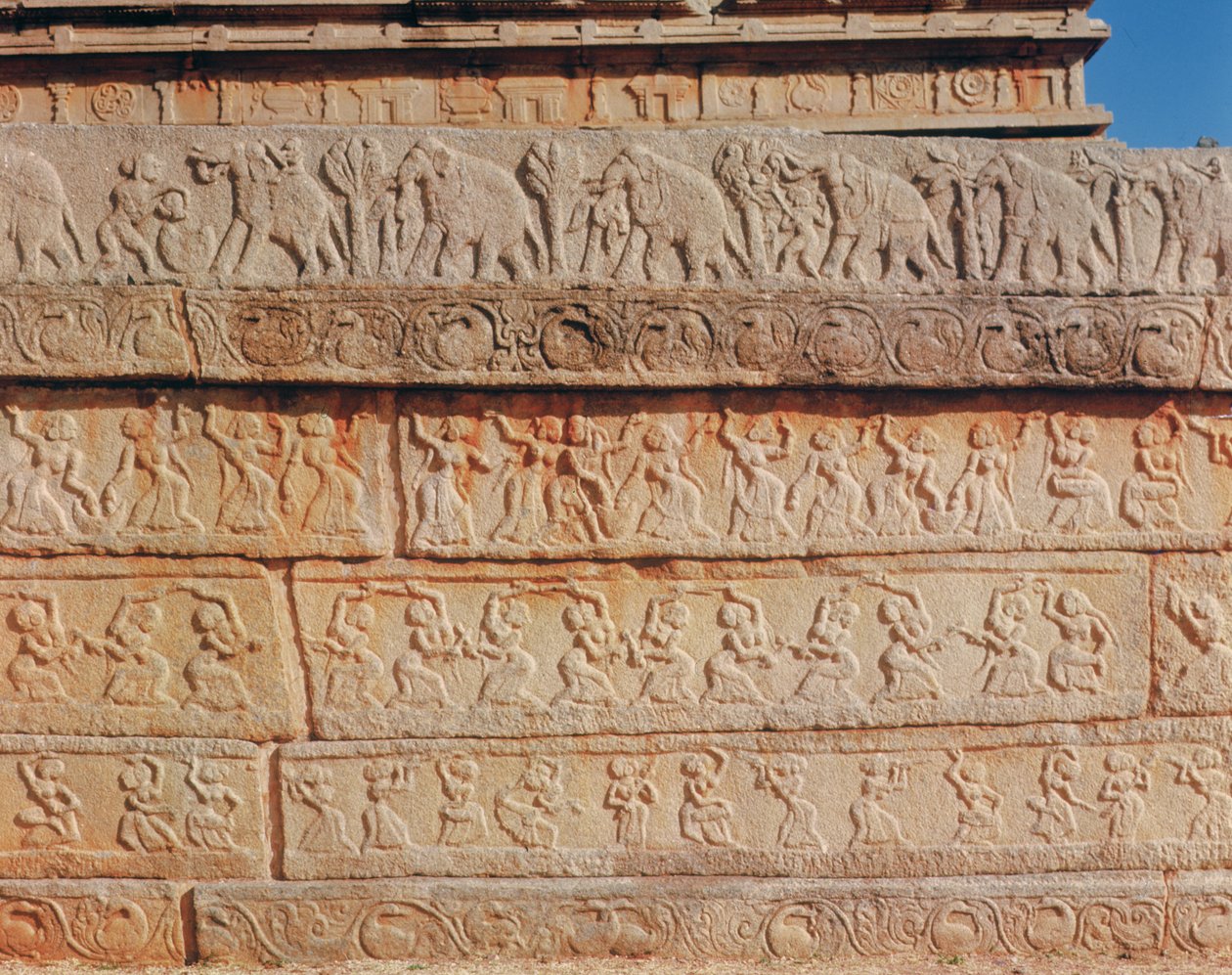 Detalhe da parede, na Mahanavami Dibba (pedra) de Indian School