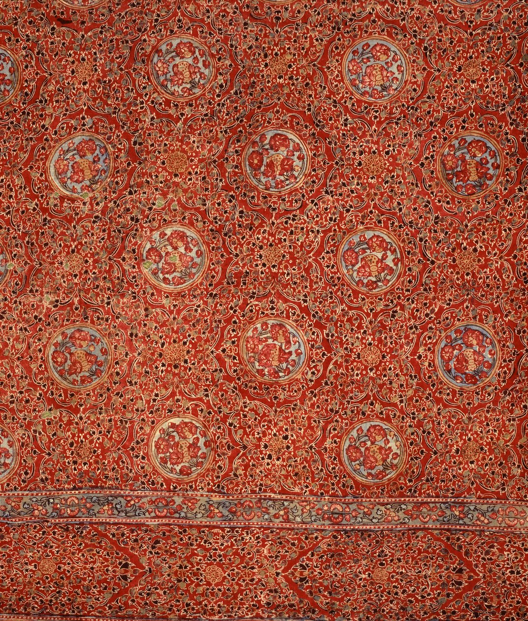 Tecido com padrão floral e roundels dentro de quadros (algodão) de Indian School