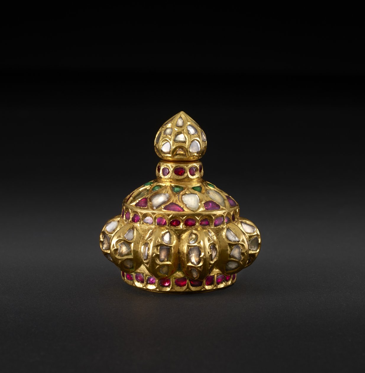 Garrafa Kohl de joias, meados do século 17 (ouro com diamantes, esmeraldas e rubis) de Indian School