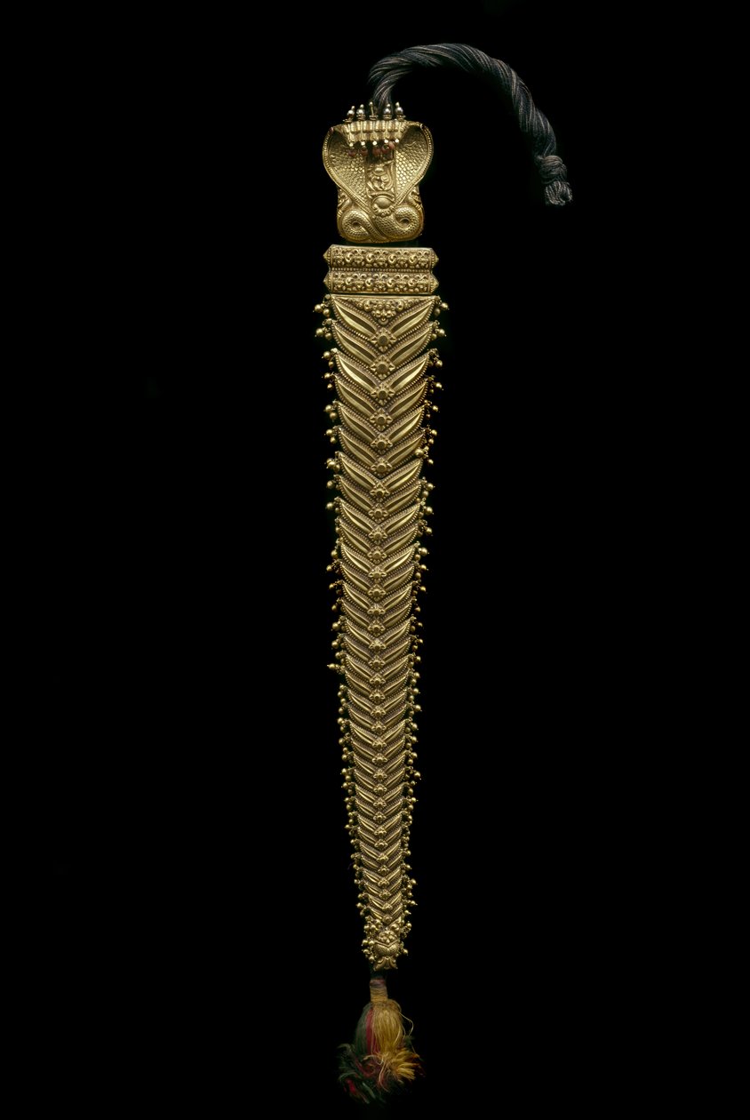Ornamento de cabelo (ouro, pedras preciosas e cordão de tecido) de Indian School