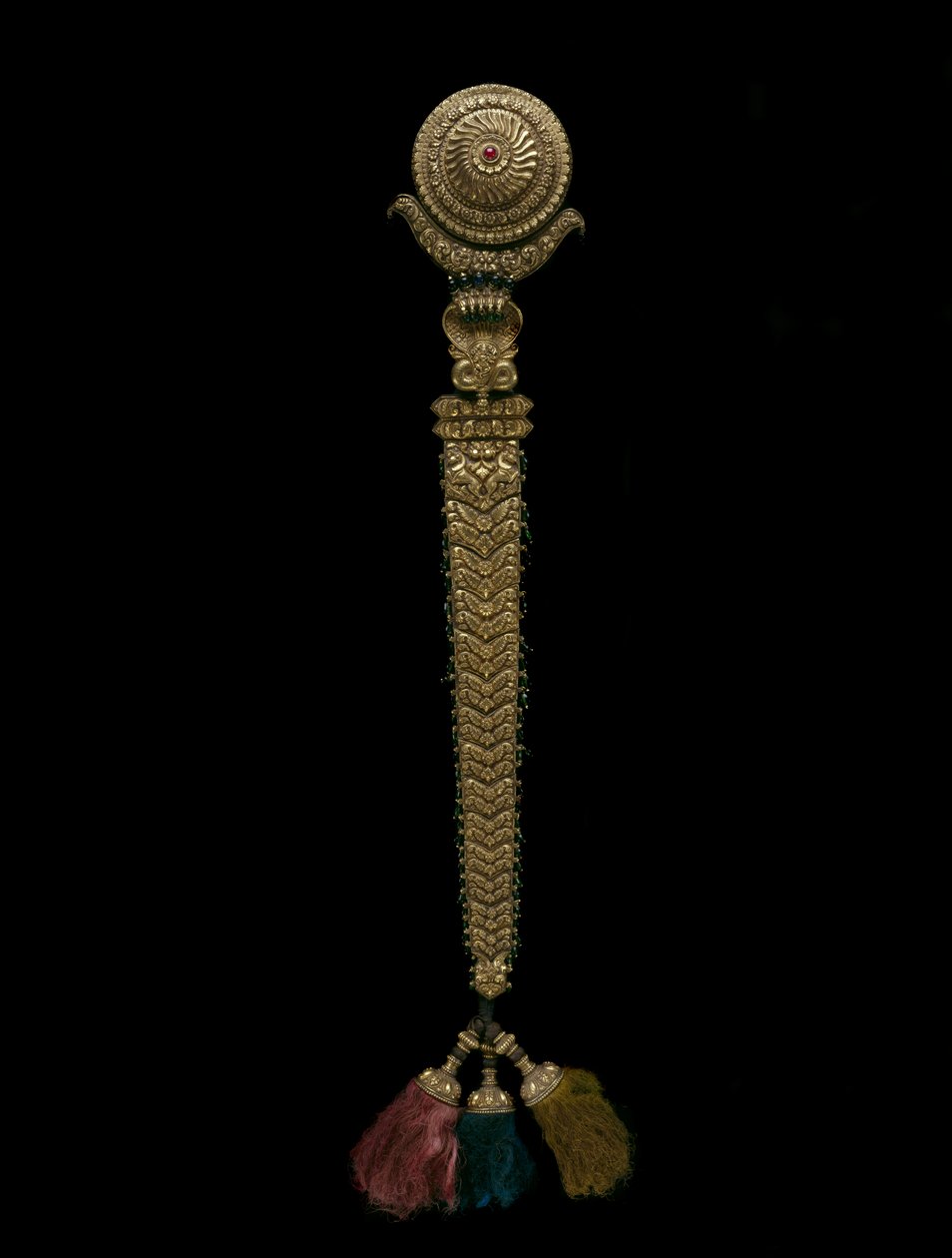 Ornamento de cabelo (gemas douradas, verdes e vermelhas e cordão de tecido) de Indian School
