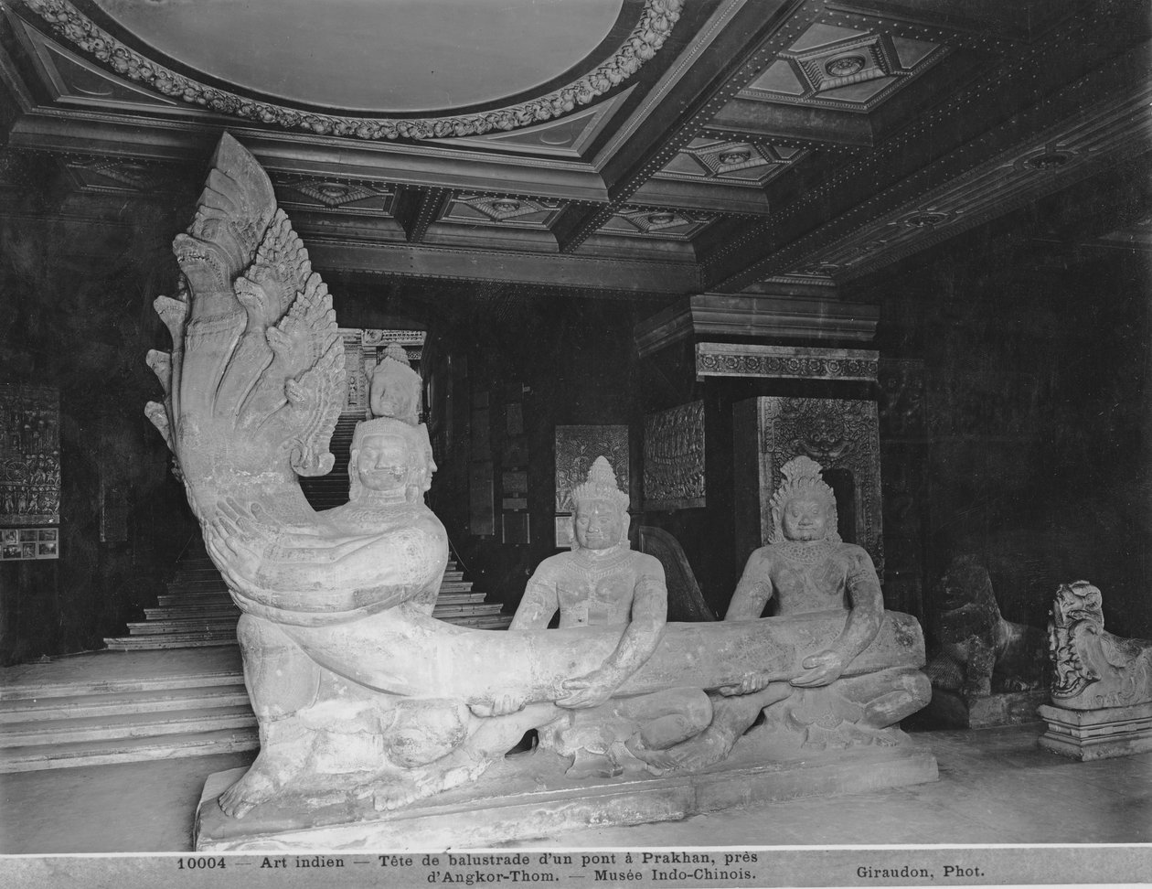 Cabeça de uma balaustrada, originalmente de uma ponte em Prakhan, Angkor-Thom de Indian School