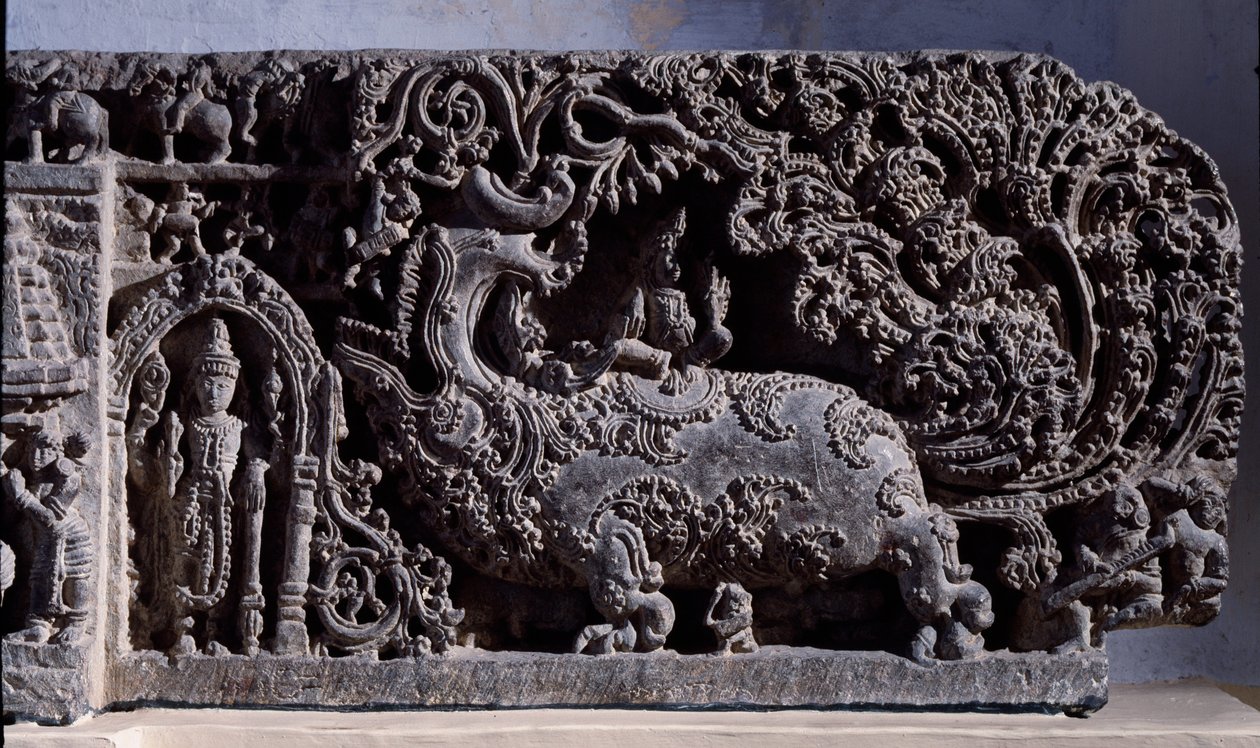 Hinduísmo: "Krishna ou Venugopala, mestre das vacas da flauta" Escultura em pedra preta, parte direita (Krishna como Venugopala) século XII (século XII) de Halebidu, Mysore - Calcutá, museu indiano de Indian School