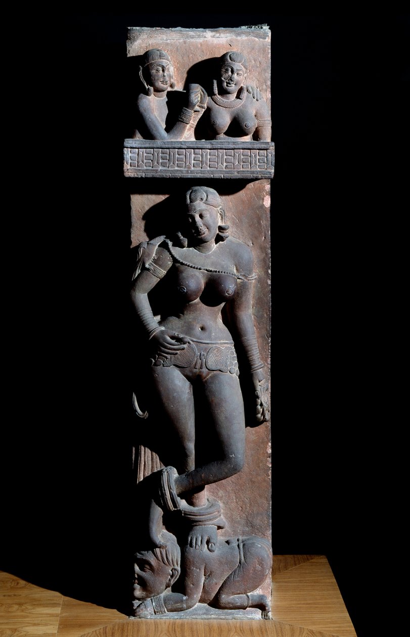 Hinduísmo: representação de um espírito da natureza Yakshini (Yaksi), com um papagaio, ela está sobre um anão - (Um Yaksi com um papagaio, ela está sobre um anão) Escultura de Mathura, gres (escultura de Mathura, arenito) Século II (Século II) Calcutá, mus de Indian School