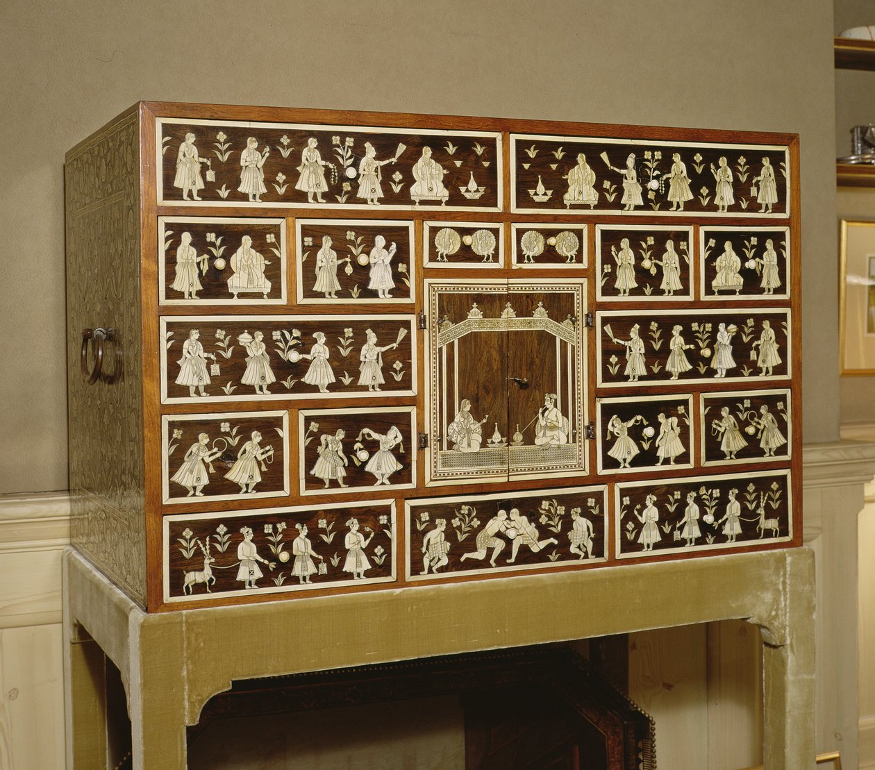 Armário indiano decorado em marfim e jacarandá, 17 gavetas, Ceilão, 1700 de Indian School