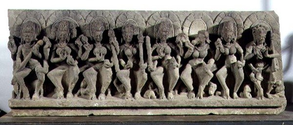 Lintel representando Siva e as Sete Deusas-Mãe, dinastia Gurjara-Pratihara, Allahabad (pedra) de Indian School