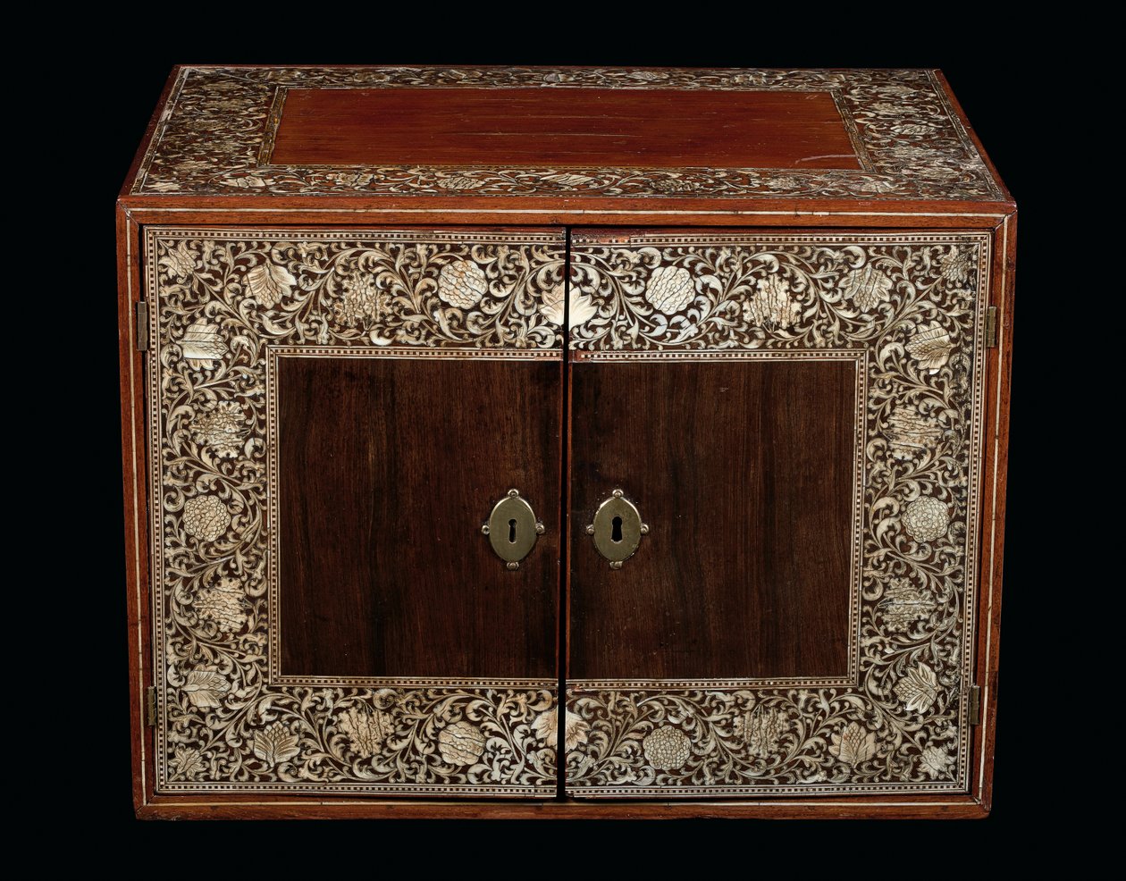 Gabinete Mughal, Gujarat ou Sindh, Índia Ocidental (madeira incrustada em marfim) de Indian School