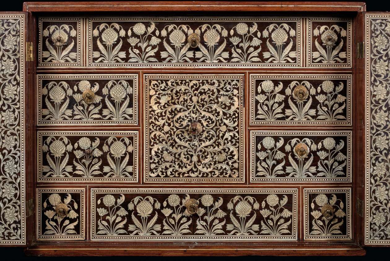 Gabinete Mughal, Gujarat ou Sindh, Índia Ocidental (madeira incrustada em marfim) de Indian School