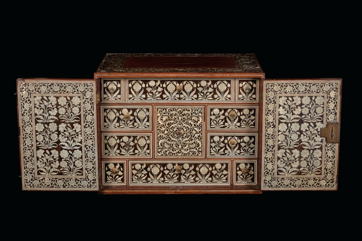 Gabinete Mughal, Gujarat ou Sindh, Índia Ocidental (madeira incrustada em marfim) de Indian School
