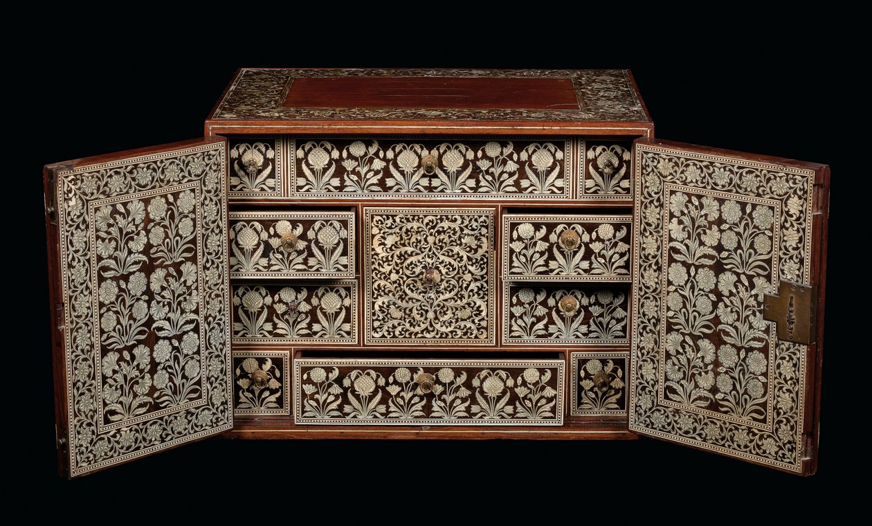 Gabinete Mughal, Gujarat ou Sindh, Índia Ocidental (madeira incrustada em marfim) de Indian School