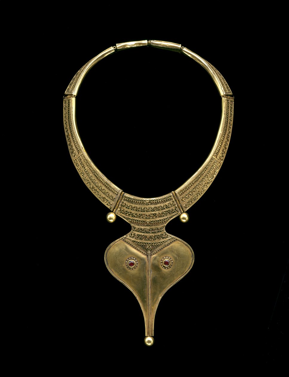 Colar (ouro e pedras vermelhas) de Indian School