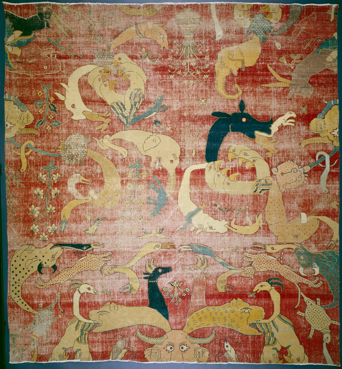 Porção de um tapete com animais fantásticos em terra vermelha, Mughal, c.158085 (pilha de algodão e lã) de Indian School