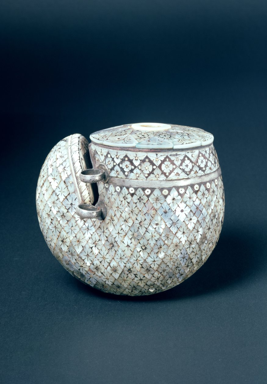 Chifre de pó, índio, século XVIII (chifre e madrepérola) de Indian School