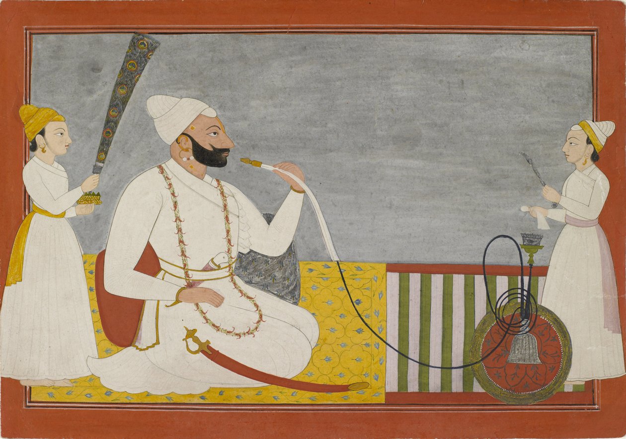 Raja Ajmat Dev de Mankot Fumando um cachimbo de água, c.1730 (guache com prata e ouro sobre papel) de Indian School