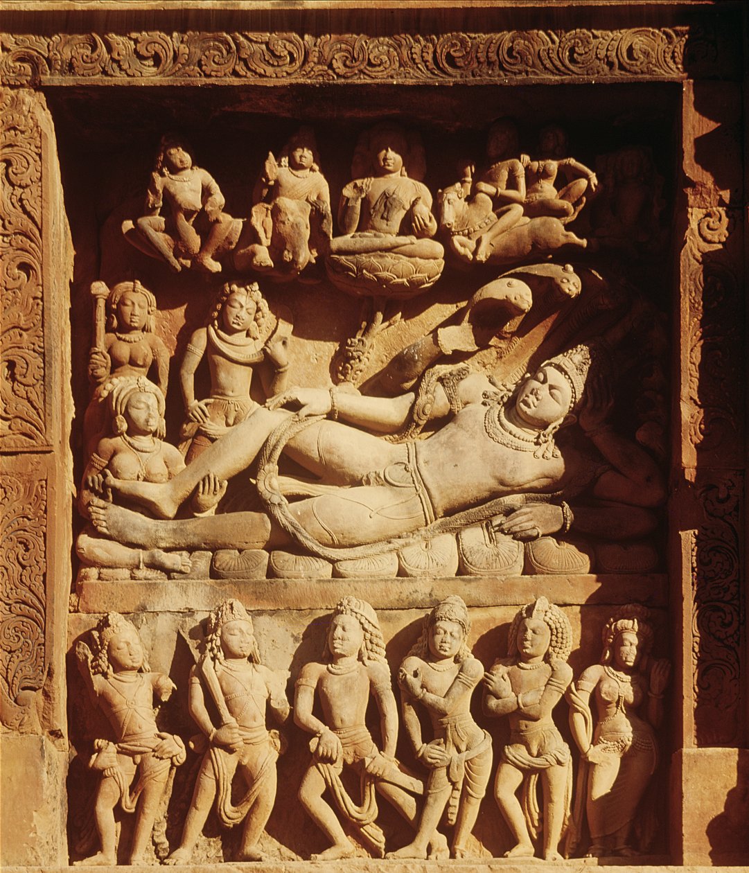 Relevo retratando Vishnu reclinado na serpente, Sesha, do Templo de Vishnu, c.500 dC de Indian School