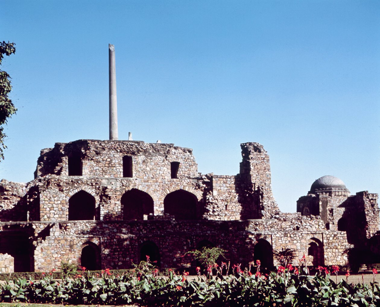 Ruínas da cidadela Kotla Firuz Shah, fundada por Firuz Shah Tughluq (1351-88) de Indian School