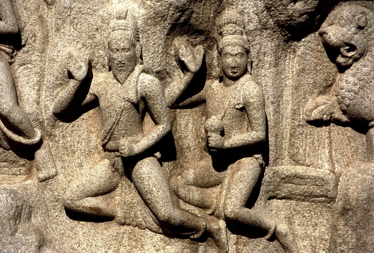 Shiva a oferecer um presente, pormenor da escultura que representa a Penitência de Arjuna do Mahabharata, Pallava (pedra) de Indian School