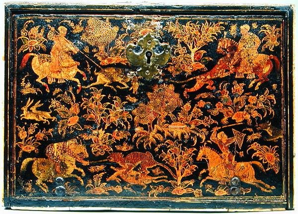 Lado de uma escrivaninha que descreve a nobreza caçada, século XVII (madeira laqueada) de Indian School