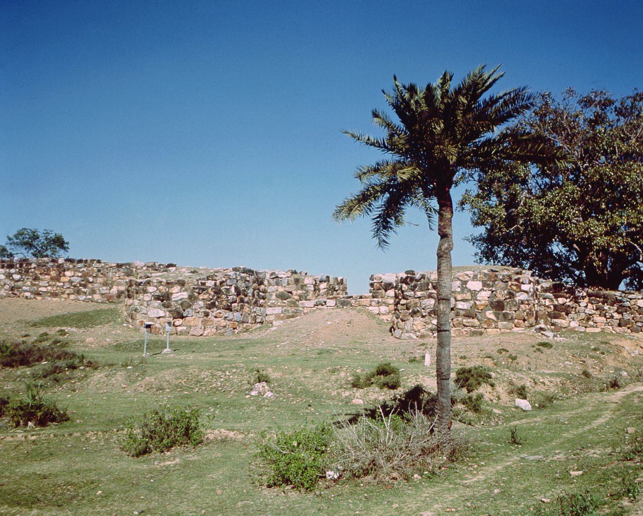 O muro ciclópico, século 5 aC de Indian School