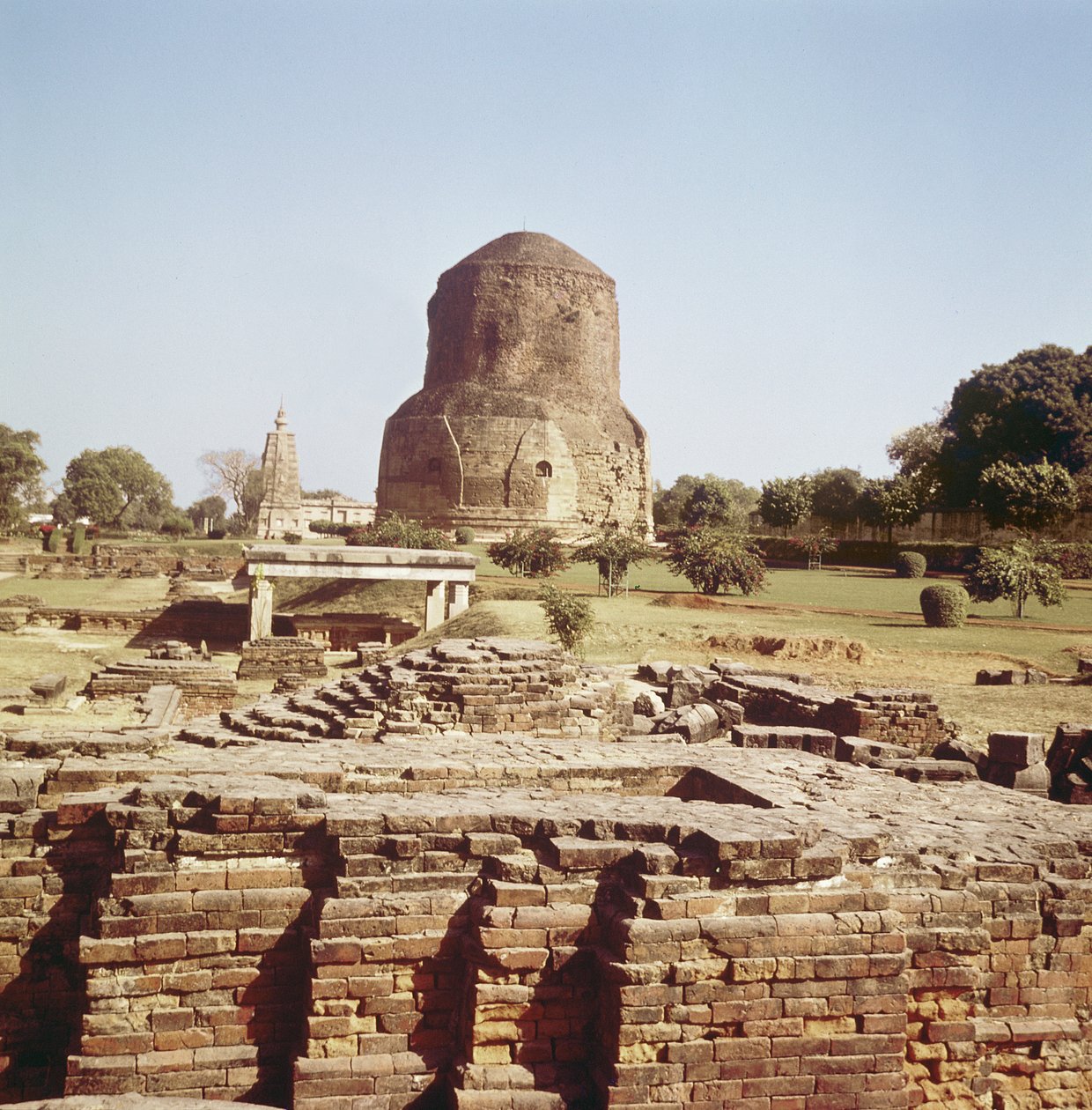 A stupa de Dhamekh, c.500 dC de Indian School