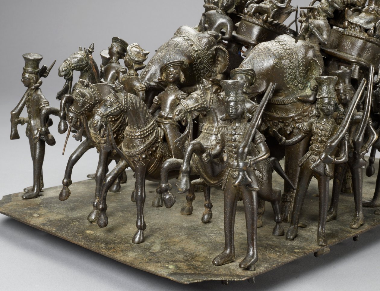 A cavalgada do Rei de Oudh montando com o residente britânico sobre elefantes, c.1820 (bronze) (detalhe de 119069) de Indian School
