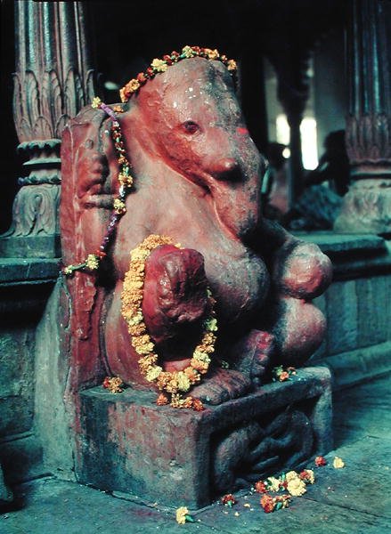 O deus elefante, Ganesh (pedra pintada) de Indian School