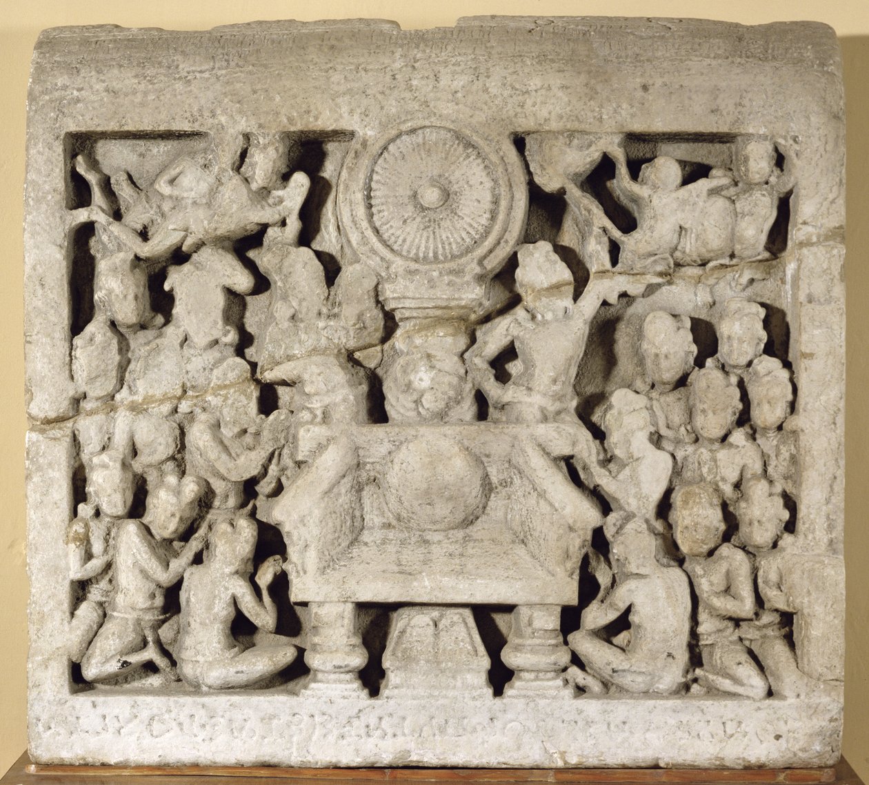 A adoração dos símbolos budistas, Amaravati (calcário) de Indian School