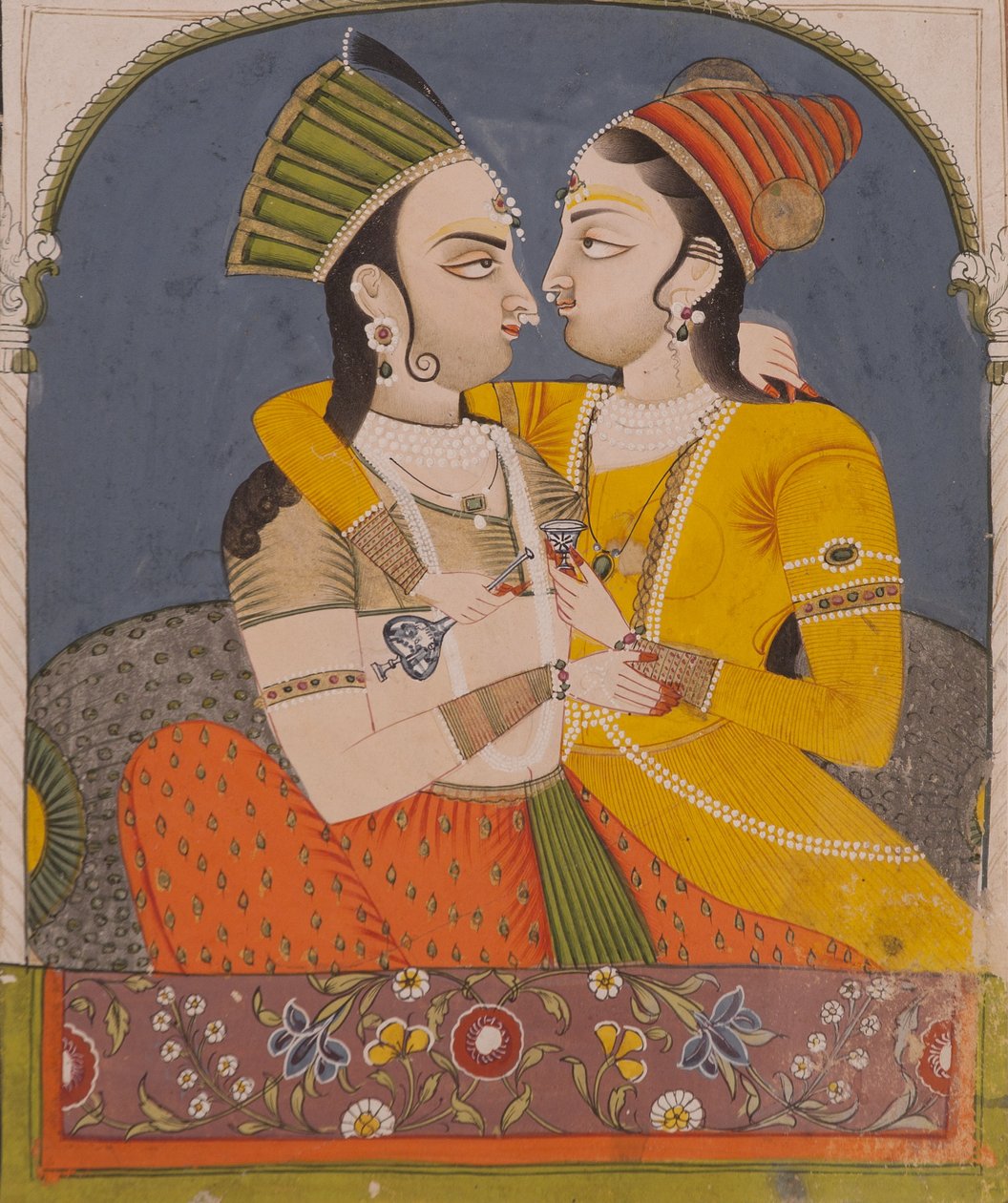 Duas rainhas compartilhando uma bebida, dos amantes abraçam em uma alcova, c.1780 (wc opaca e ouro no papel) de Indian School