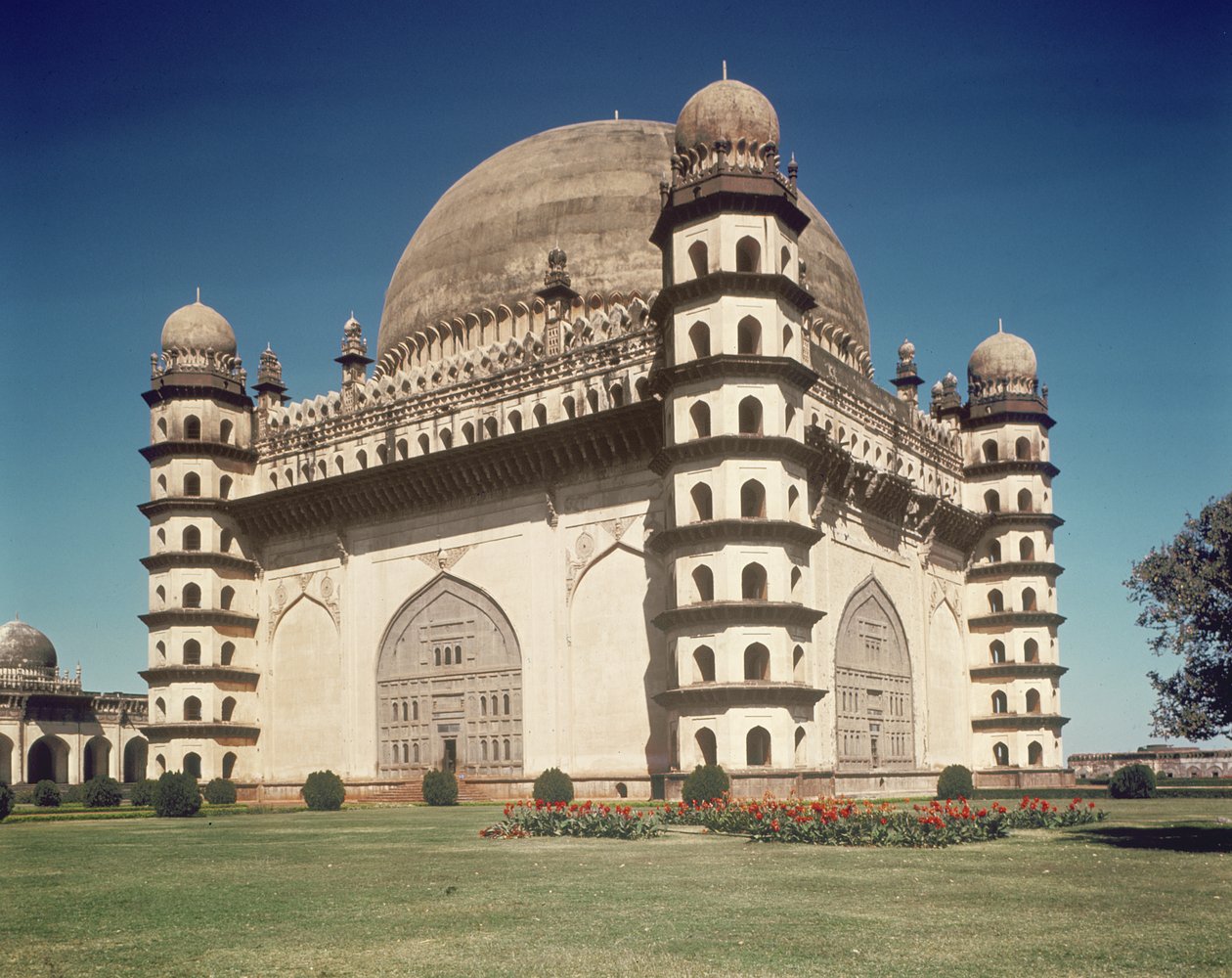 Vista do Gol Gumbaz, mausoléu de Mohammed Adil Shah II (1627-1657) construído em 1659 de Indian School