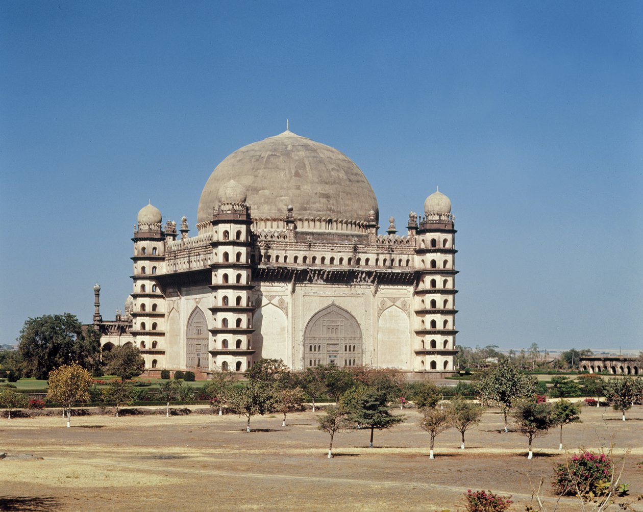 Vista do Gol Gumbaz, mausoléu de Mohammed Adil Shah II (1627-1657) construído em 1659 de Indian School
