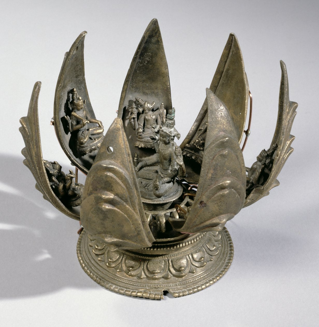 Vishnu com o lótus rodeado pelas suas encarnações nas pétalas articuladas, Índia Oriental, c.1200 (bronze) de Indian School
