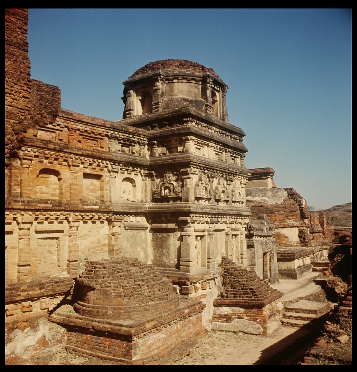 Stupa votiva do templo principal do Site III, 320-530 de Indian School
