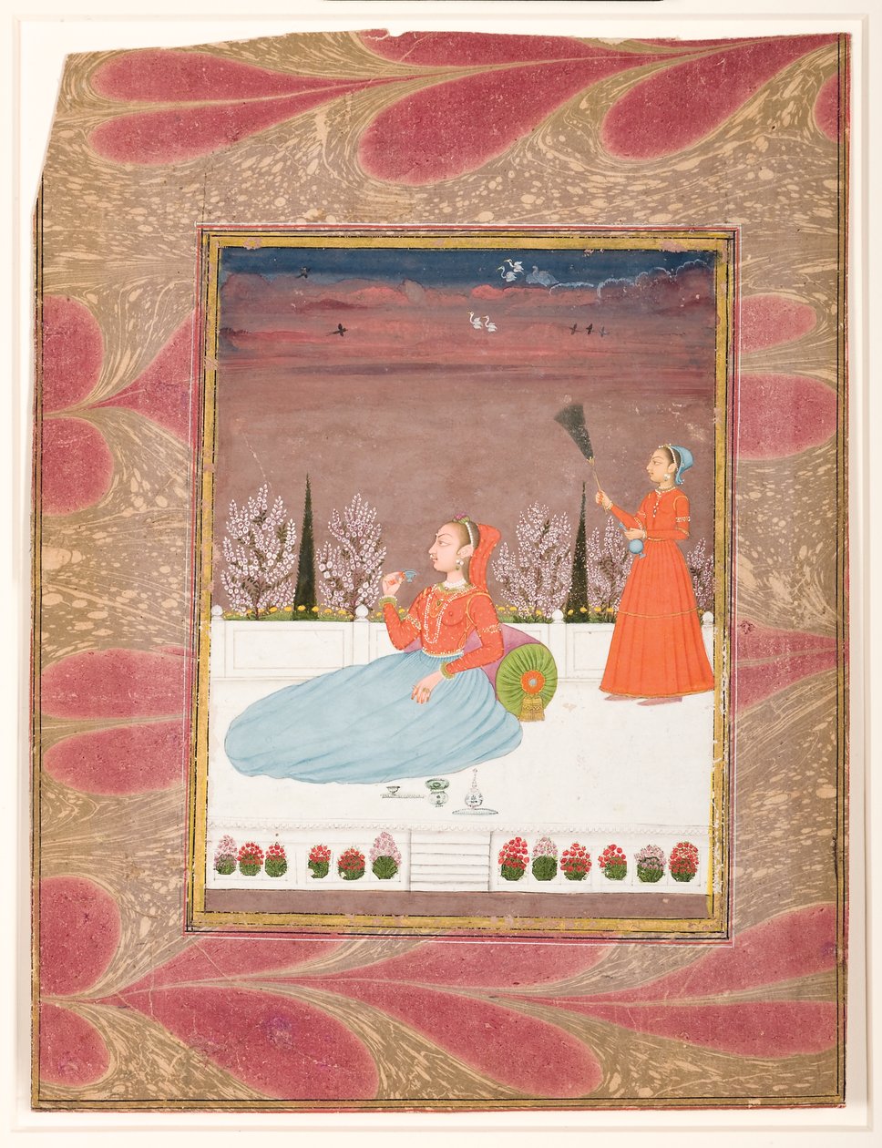 Mulher sentada em um terraço com um atendente com um chauri, c.1735 (wc opaca e ouro sobre papel) de Indian School