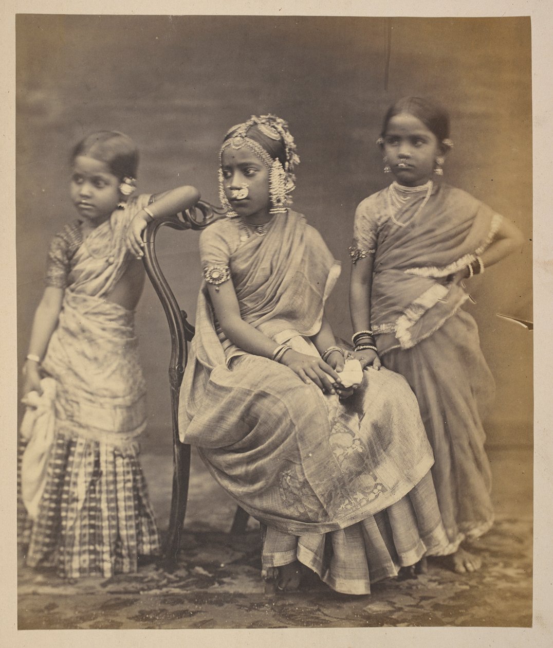 Grupo de crianças de Madras, mostrando o modo de usar jóias, c.1870 (foto sépia) de Indian photographer