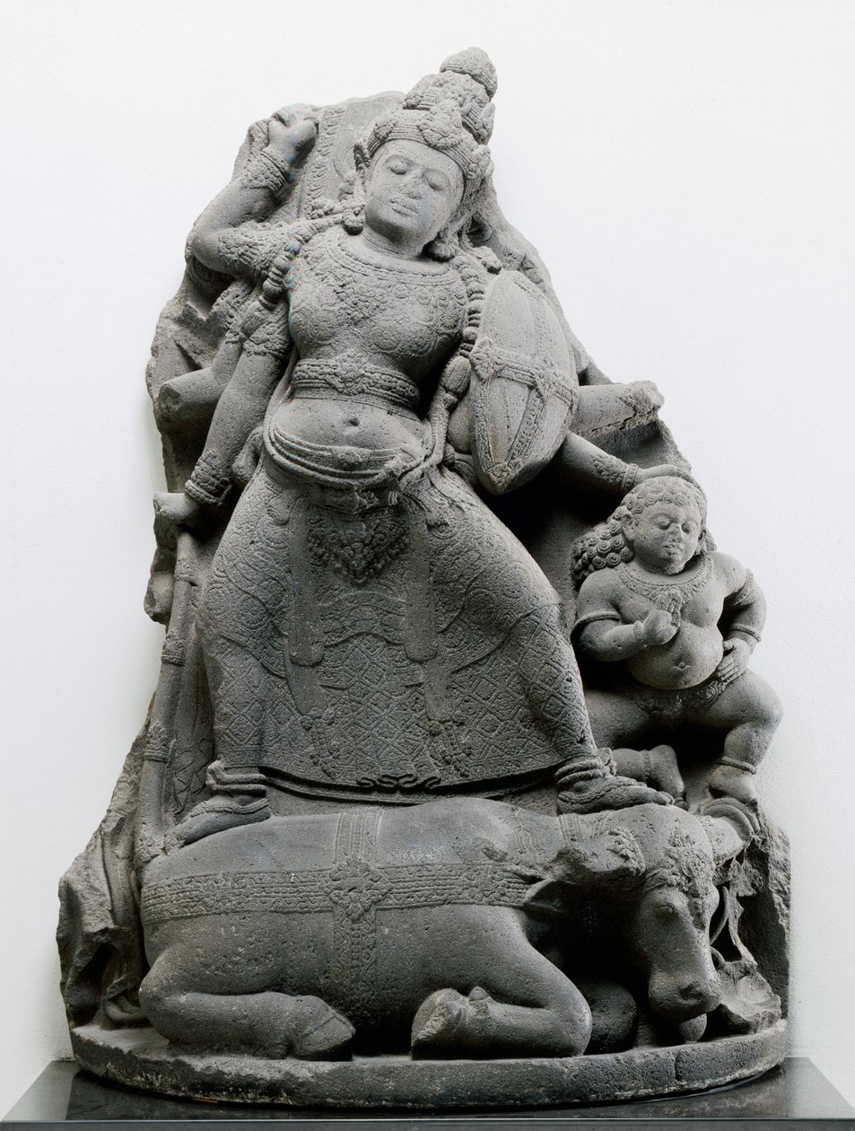 Durga matando Mahisa, c.1300 (pedra vulcânica) de Indonesian School