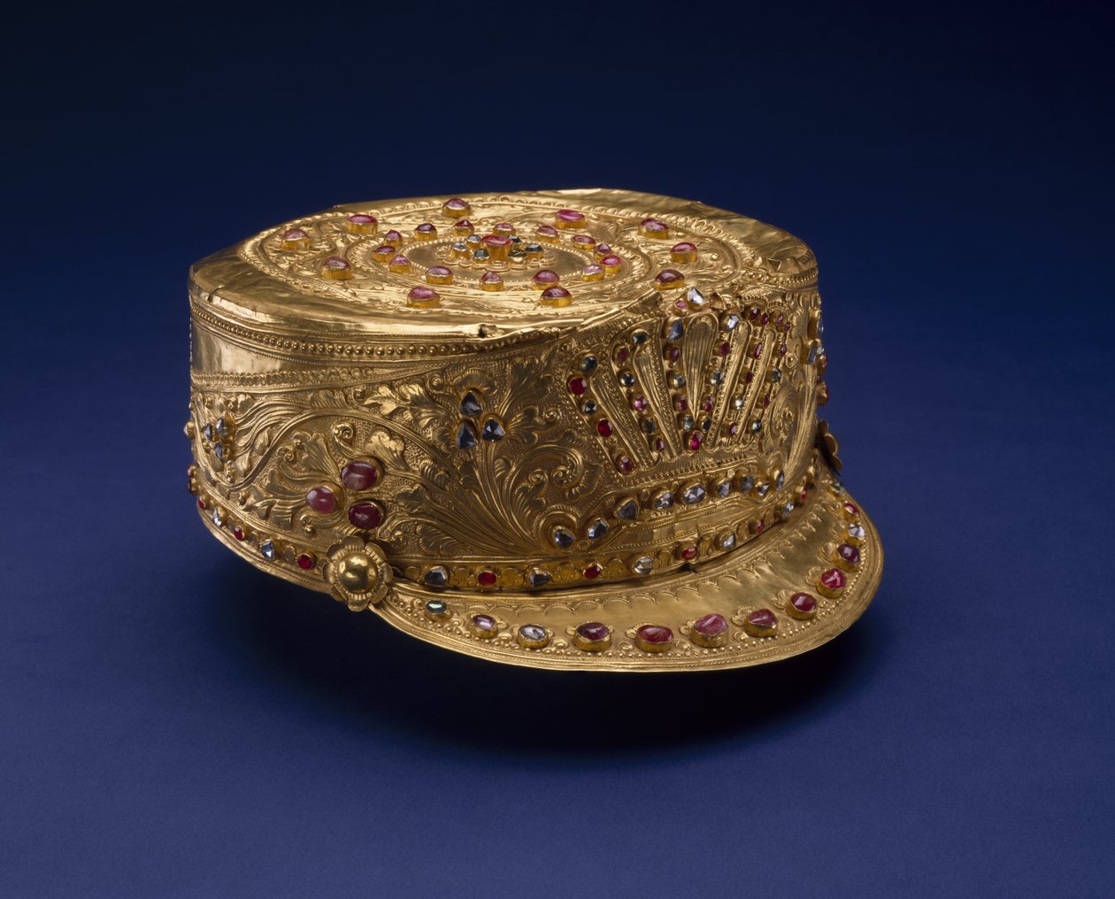 King&39;s Crown, Buleleng Regency, Bali, c.1890 (ouro, rubis, safiras, diamantes e cobre) de Indonesian School