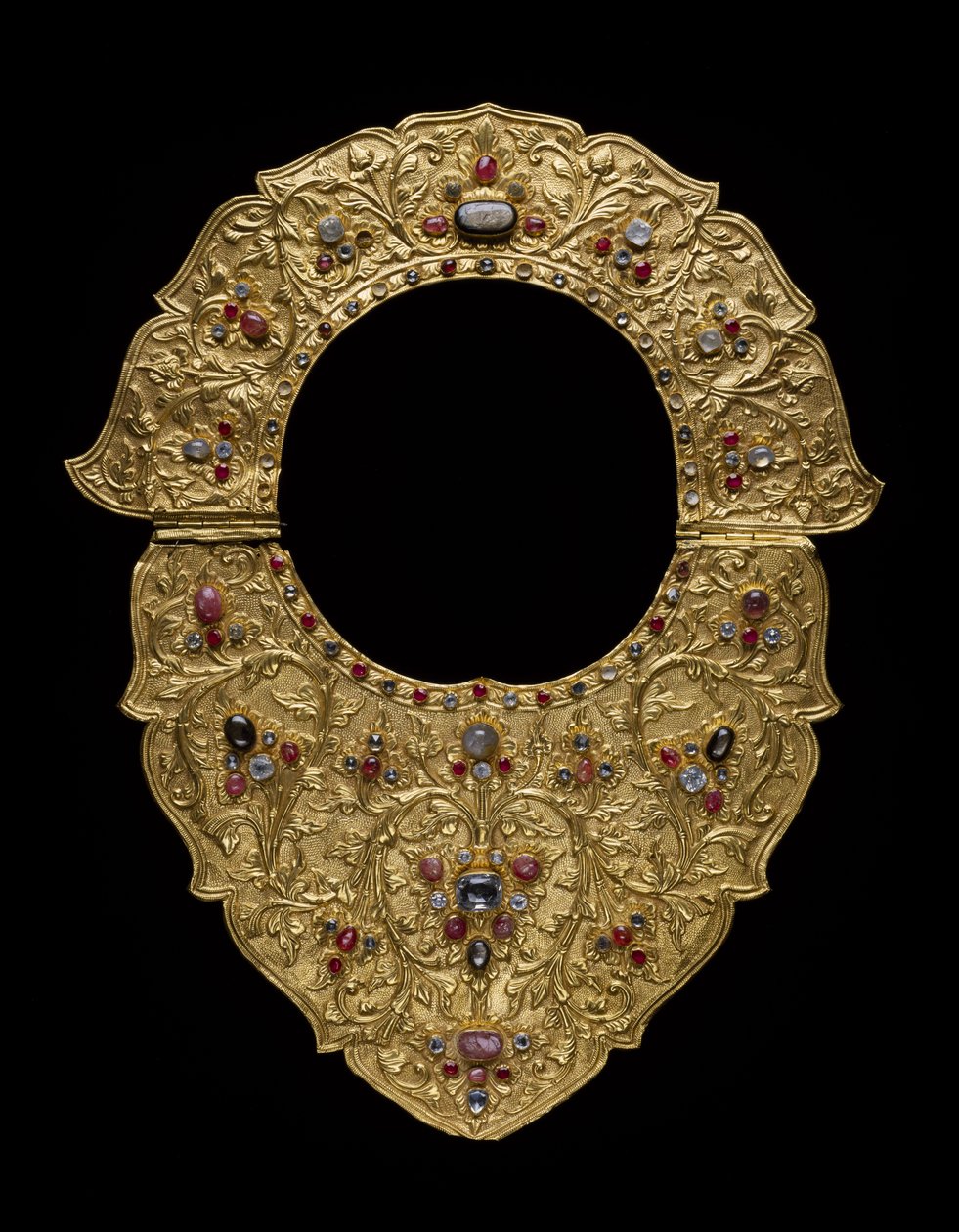 Colar, Buleleng Regency, Bali, c.1890 (ouro, rubis, safiras e diamantes) de Indonesian School