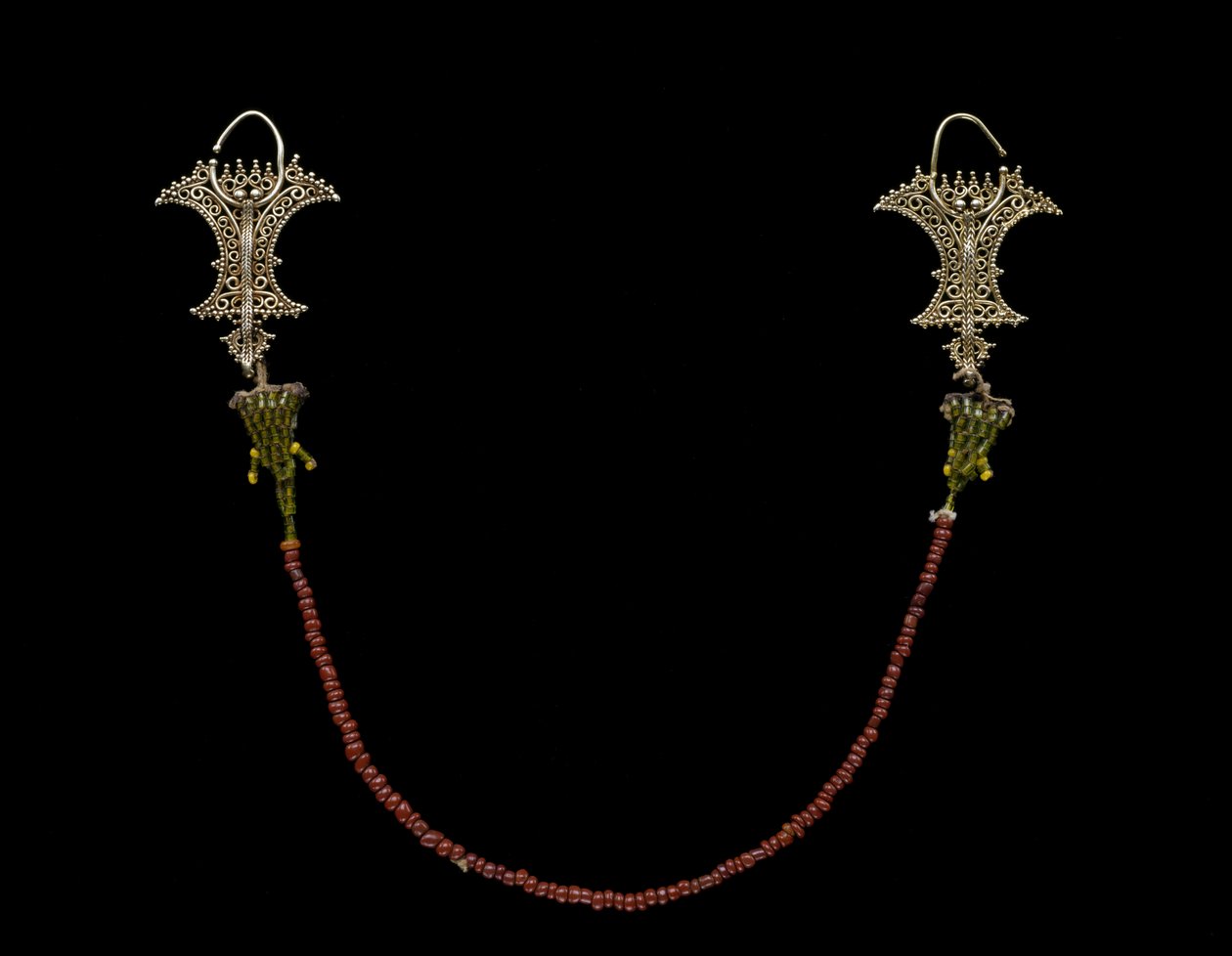 Par de brincos com corrente (Kemene ni lean), povos Molucas (ouro e contas) de Indonesian School