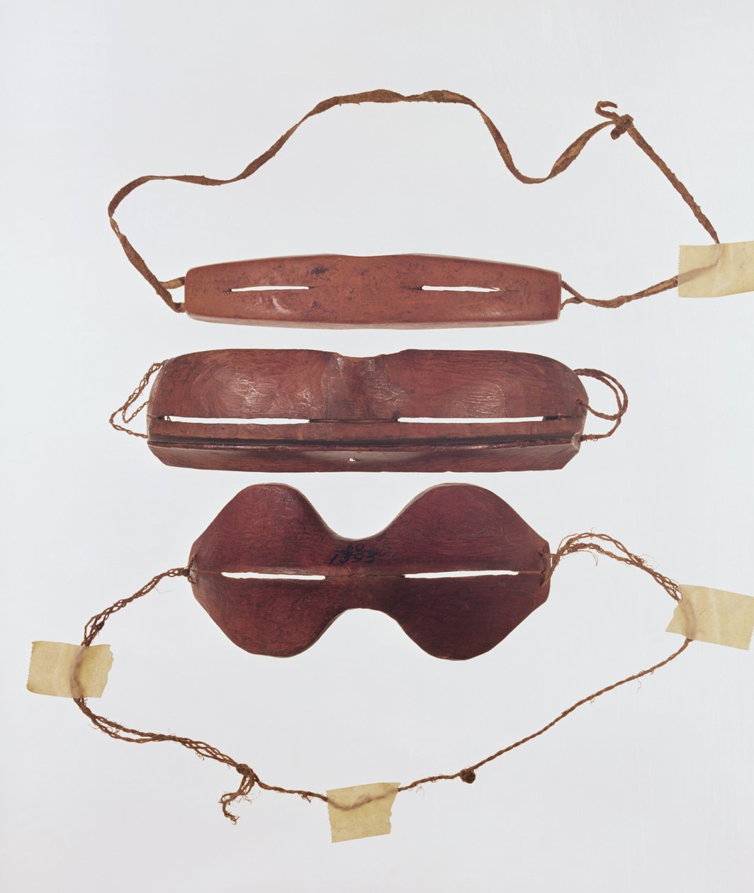Inuit sunsnow &39;glasses&39; (couro) de Inuit School