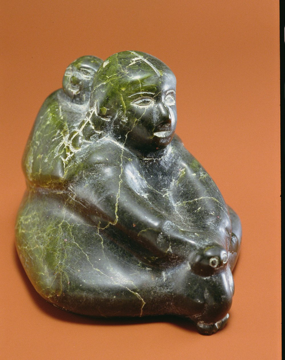 Mãe e filho, de Cape Dorset (pedra sabão) de Inuit School