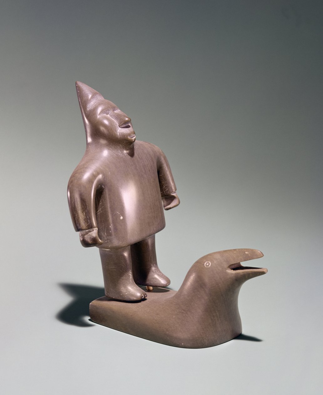 Figura mitológica que está em uma baleia, de Cape Dorset (pedra sabão) de Inuit School