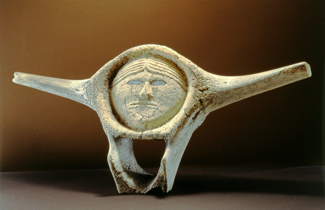 Janus Head, de Cape Dorset (vértebra de baleia) (para detalhes ver 228681) de Inuit School