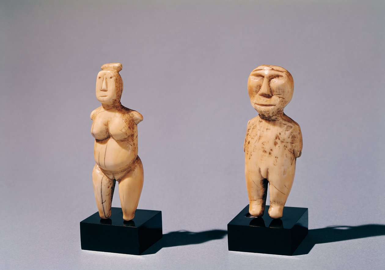 Duas estatuetas de um homem e uma mulher, do Estreito de Bering de Inuit School