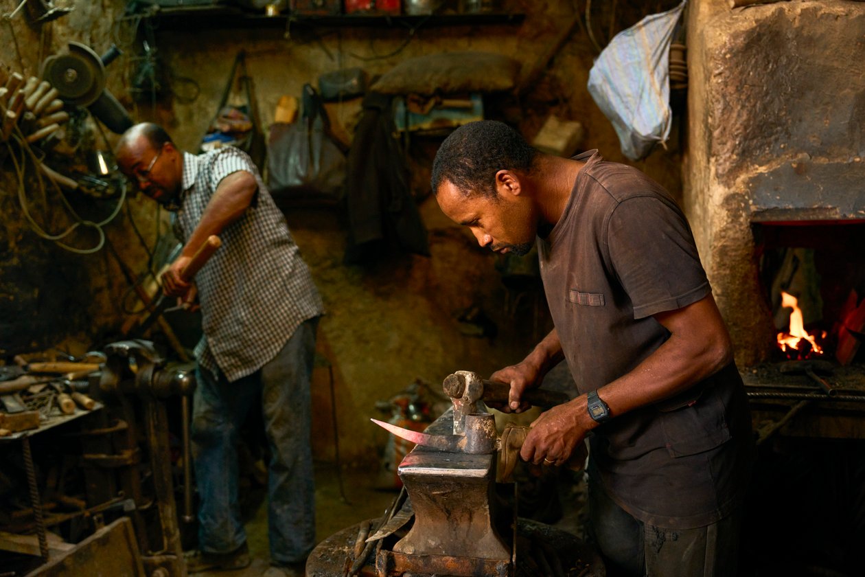 Um ferreiro no mercado de Erfoud, Marrocos, 2022 (foto) de Ira Block